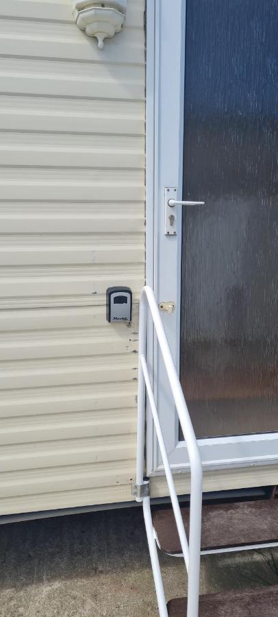 3 Bedroom Caravan, Sleeps 8 Lyons Lido Beach Prestatyn Ngoại thất bức ảnh