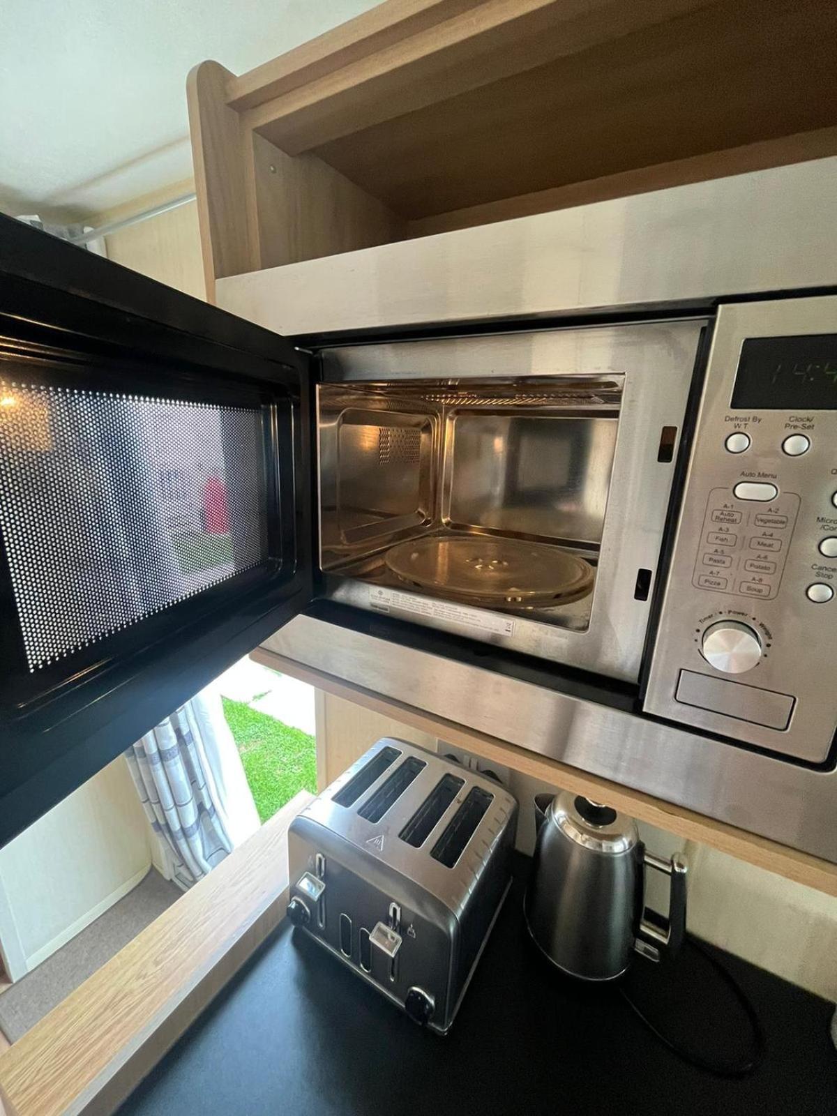 3 Bedroom Caravan, Sleeps 8 Lyons Lido Beach Prestatyn Ngoại thất bức ảnh