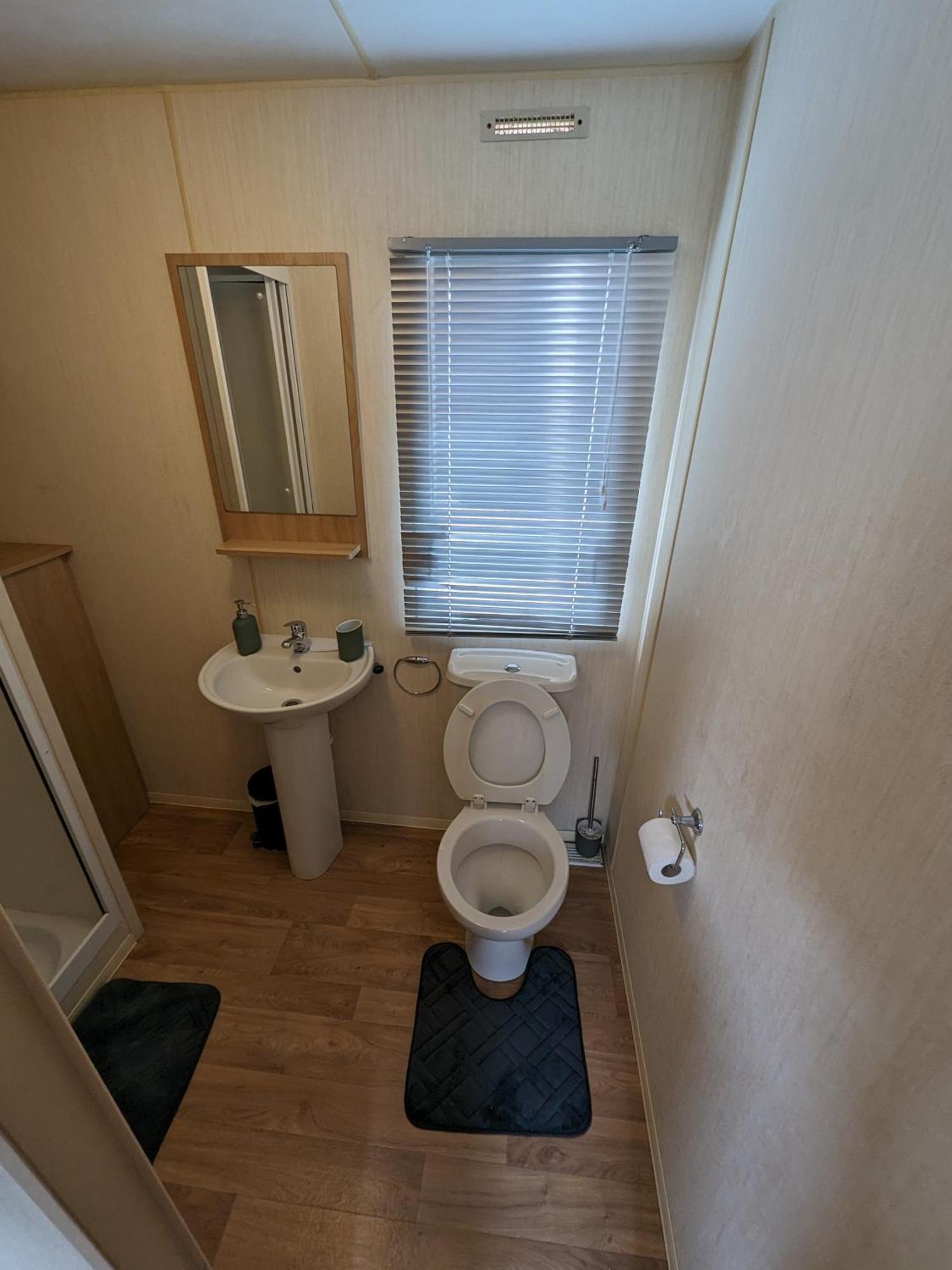 3 Bedroom Caravan, Sleeps 8 Lyons Lido Beach Prestatyn Ngoại thất bức ảnh